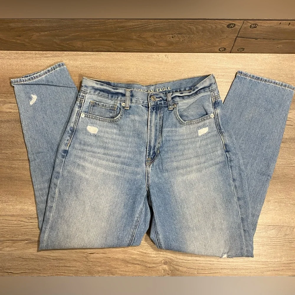 AE Light Wash Distressed Mom Jean - Picture 4 of 6